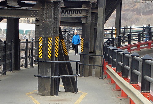 entrance to High Level Bridge (enlarge to 239 kb) 